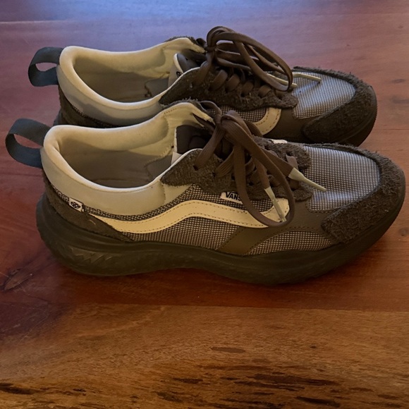 Vans - Picture 3 of 4